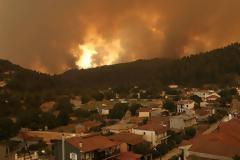 Φωτιά Εύβοια: Εκκενώθηκαν Πευκί, Βουλίκι, Γούβες και Αρτεμίσιο - 3.000 εγκατέλειψαν τα σπίτια τους