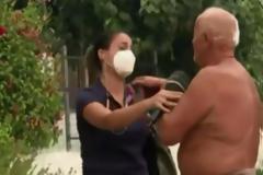 Συγκλονιστική στιγμή ανάμεσα σε πολίτη και δημοσιογράφο του OPEN. Λύγισαν και οι δυο...