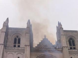 Φωτογραφία για Γαλλία: Έσβησε η φωτιά στον ιστορικό καθεδρικό ναό της Νάντης