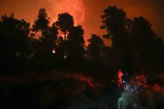 Φωτιά Αρκαδία: Δύσκολη νύχτα στη Γορτυνία - Μάχη με τις αναζωπυρώσεις