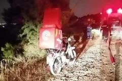 Διανομέας φαγητού με δικά του έξοδα έκανε δρομολόγια για να φέρνει στους εθελοντές νερό (Pic)