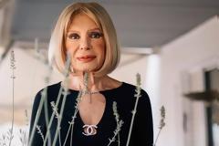 Ρίκα Διαλυνά: «Έφυγε ο πατέρας μου και με έβαλαν στη σκηνή να κοροϊδεύω τους πεθαμένους»