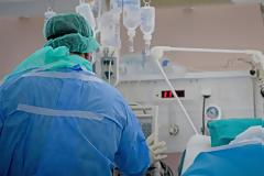 Mετάλλαξη Δέλτα: Ο πρώτος θάνατος στην Ελλάδα πλήρως εμβολιασμένου χωρίς υποκείμενα νοσήματα