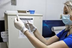 Εμβολισμένοι και επαφή με κρούσμα, τι πρέπει να κάνουν. Οι νέες οδηγίες του CDC