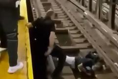 Δραματικές στιγμές σε σταθμό του μετρό στη Νέα Υόρκη: Άντρας λιποθύμησε και έπεσε στις ράγες.