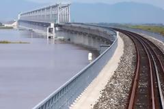 Ολοκληρώθηκε η πρώτη σιδηροδρομική γέφυρα μεταξύ Κίνας και Ρωσίας.