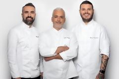 Κριτής του «Game of Chefs» παντρεύτηκε την εγκυμονούσα σύντροφό του στην Σαντορίνη