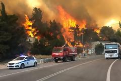 Φωτιά Αττική: Εκκενώνονται τα Βίλια και ο Προφήτης Ηλίας με μήνυμα του 112 λόγω μεγάλης πυρκαγιάς