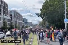 Κοροναϊός - Γερμανία: Μεγάλη διαδήλωση κατά των μέτρων για την πανδημία - Συγκρούσεις με την αστυνομία