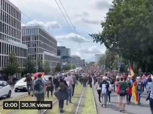 Φωτογραφία για Κοροναϊός - Γερμανία: Μεγάλη διαδήλωση κατά των μέτρων για την πανδημία - Συγκρούσεις με την αστυνομία