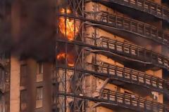 Ιταλία: Στις φλόγες τυλίχθηκε ουρανοξύστης στο Μιλάνο - Εκκενώθηκε το κτήριο