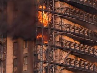 Φωτογραφία για Ιταλία: Στις φλόγες τυλίχθηκε ουρανοξύστης στο Μιλάνο - Εκκενώθηκε το κτήριο