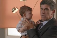 Γιάννης Μπέζος: Στον αέρα το πρώτο τρέιλερ για τη νέα σειρά «Σε Ξένα Χέρια»