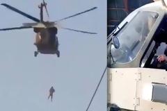 Αφγανιστάν: Άντρας κρέμεται από Black Hawk που πετούν Ταλιμπάν