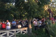 Επεισόδια στην υποδοχή της μαριονέτας «Αμάλ» στη Λάρισα: Καταδικάζει ο δήμος -«Γιατί τόσο μίσος για μια κούκλα;»
