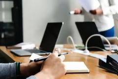 Εργασιακό: Τι προβλέπει η εγκύκλιος για 8ωρο, υπερωρίες, απολύσεις και εργασία την Κυριακή
