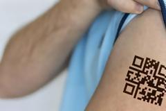 Ξεκίνησε και το «σφράγισμα»: Περνούν το QR code που αποδεικνύει τον εμβολιασμό στο χέρι τους