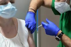 Εμβολιασμός: Προς τρίτη δόση σε όλους άνω των 60 ετών, ποια εμβόλια θα κάνουν