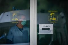 ΠΟΕΔΗΝ: Περίπου 500 ανεμβολίαστοι υγειονομικοί συνεχίζουν να εργάζονται