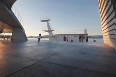 Μια design νησίδα από μπετόν μέσα στη θάλασσα