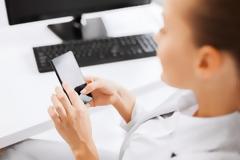 ΣΦΑΙΡΑ σερφάρουν οι Έλληνες από το κινητό παρά από το σταθερό δίκτυο