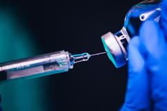 Τρίτη δόση εμβολίου: Προσωρινό «φρένο» της Επιτροπής Εμβολιασμών στους άνω των 60 ετών