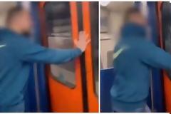 Απίστευτο: Νεαρός σπάει με το κεφάλι του τζάμι σε τρένο του ΗΣΑΠ για το TikTok! (VIDEO).