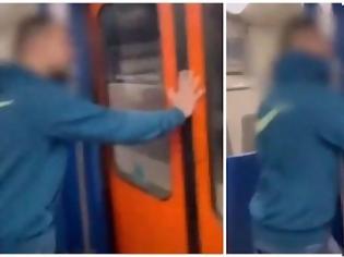 Φωτογραφία για Απίστευτο: Νεαρός σπάει με το κεφάλι του τζάμι σε τρένο του ΗΣΑΠ για το TikTok! (VIDEO).