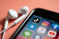 Κολλημένοι με τα social media οι Έλληνες σε όλες τις ηλικίες