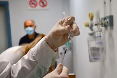 Με mRNA εμβόλιο η τρίτη δόση. Σε ποιους θα χορηγηθεί και γιατί