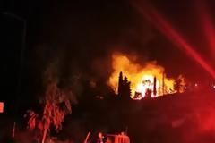 Σάμος: Πυρκαγιά στο ΚΥΤ στο Βαθύ - Εκκενώνεται η δομή