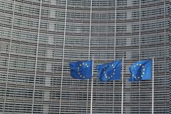 Η Κομισιόν υπέγραψε σύμβαση για την προμήθεια θεραπείας μονοκλωνικών αντισωμάτων