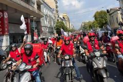Efood: Μαζική κινητοποίηση από χιλιάδες διανομείς οδηγούς δικύκλων - 24ωρη απεργία την Παρασκευή