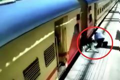 Γιαγιά πέφτει στο κενό ανάμεσα στην αποβάθρα και το κινούμενο τρένο - Βίντεο.