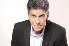 Γιάννης Μπέζος: «Η τηλεόραση παραμένει συντηρητική, φοβόμαστε»