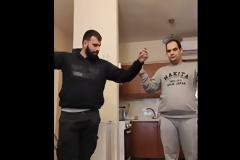Κρητικός χορεύει με τον αδελφό του και συγκινεί (Video)