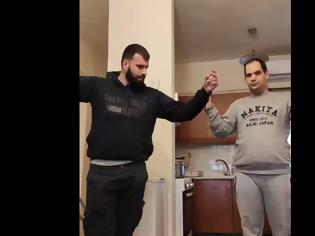 Φωτογραφία για Κρητικός χορεύει με τον αδελφό του και συγκινεί (Video)