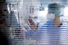 «Ξαναμαθαίνεις τη ζωή από το Άλφα...». Συγκλονιστικές μαρτυρίες γιατρών που νοσηλεύτηκαν σε ΜΕΘ λόγω Covid κατέγραψε ο ΙΣΘ