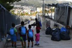 Πλεύρης: Αναστολή απέλασης και ΑΜΚΑ για τους μετανάστες που εμβολιάζονται