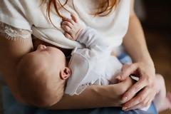 Θηλάζουσες που νόσησαν από Covid-19 εκκρίνουν αντισώματα στο γάλα τους έως 10 μήνες μετά. Νέα έρευνα