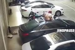 Απίστευτο: Γυναίκα έπεσε από μπαλκόνι πάνω σε αμάξι κατά την διάρκεια της ερωτικής πράξης (Video)