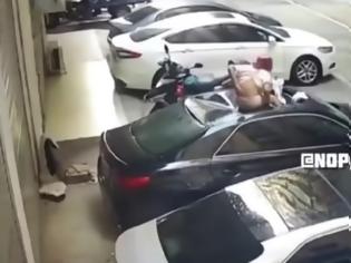 Φωτογραφία για Απίστευτο: Γυναίκα έπεσε από μπαλκόνι πάνω σε αμάξι κατά την διάρκεια της ερωτικής πράξης (Video)