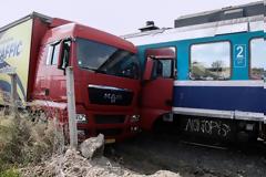 Συναγερμός στη Θεσσαλονίκη: Συγκρούστηκε τρένο με φορτηγό
