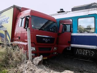 Φωτογραφία για Συναγερμός στη Θεσσαλονίκη: Συγκρούστηκε τρένο με φορτηγό