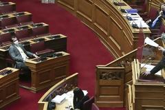 Κόντρα Πλεύρη-Πολάκη στη Βουλή για τα μονοκλωνικά αντισώματα