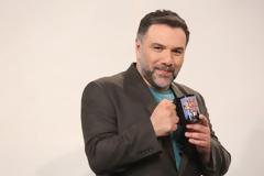 Επιβεβαιώνει ο Αρναούτογλου ότι θα παρουσιάσει τον «Εκατομυριούχο»!