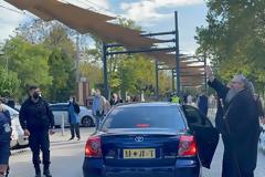 Λάρισα: Αντιεμβολιαστές αποδοκίμασαν τον Μητροπολίτη - Τους απάντησε με χαμόγελο και ευχαριστίες