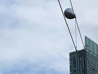 Φωτογραφία για Αγγλία: Μπαλόνι ηλίου κόλλησε στα καλώδια προκαλώντας καθυστερήσεις   στα τρένα!