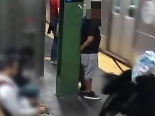 Φωτογραφία για Τρομακτικό βίντεο: Γυναίκα σπρώχνει 42χρονη πάνω στο βαγόνι του μετρό που μόλις ερχόταν.