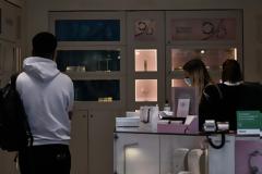 Λιανεμπόριο: Παραμένει η χρήση μάσκας - Τέλος στους περιορισμούς σε τετραγωνικά μέτρα και αποστάσεις